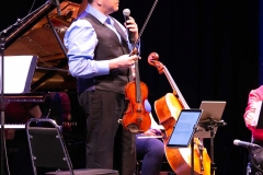 Ensemble Vivant’s violinst Corey Gemmell speaking to audience. Photo by Marion Voysey